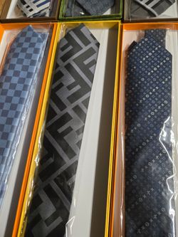 tie .Excellent quality, in its original box;