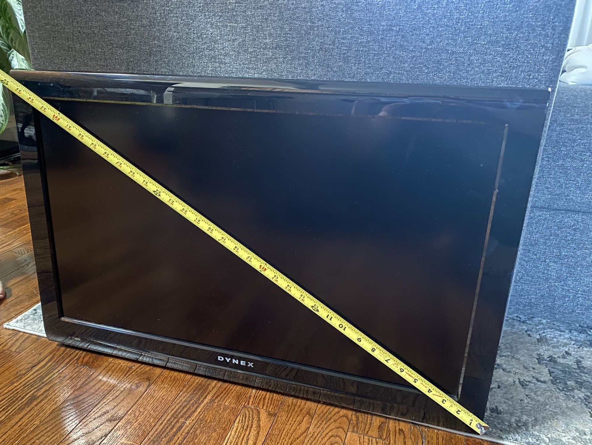 32in TV - Wall Mount And Remote
