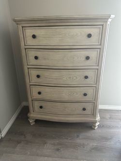 Elegant 5-Drawer Tall Dresser / Chest – Antique