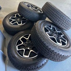 5 brand new Ford Bronco 18 inch wheels with new tires 255 70 R18 with TPMS