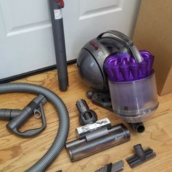 NEW cond DYSON ANIMAL BIG BALL VACUUM WITH ATTACHMENTS  , AMAZING POWER SUCTION  , WORKS EXCELLENT  , IN THE BOX 