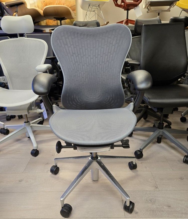 ☘️LIKE NEW!☘️HERMAN MILLER MIRRA 2 CHAIR FULLY LOADED WITH ALL OPTIONS INSTALLED RETAIL $1600 OUR PRICE ONLY $699 MANY AVAILABLE!  DELIVER-SHIP-PICKUP