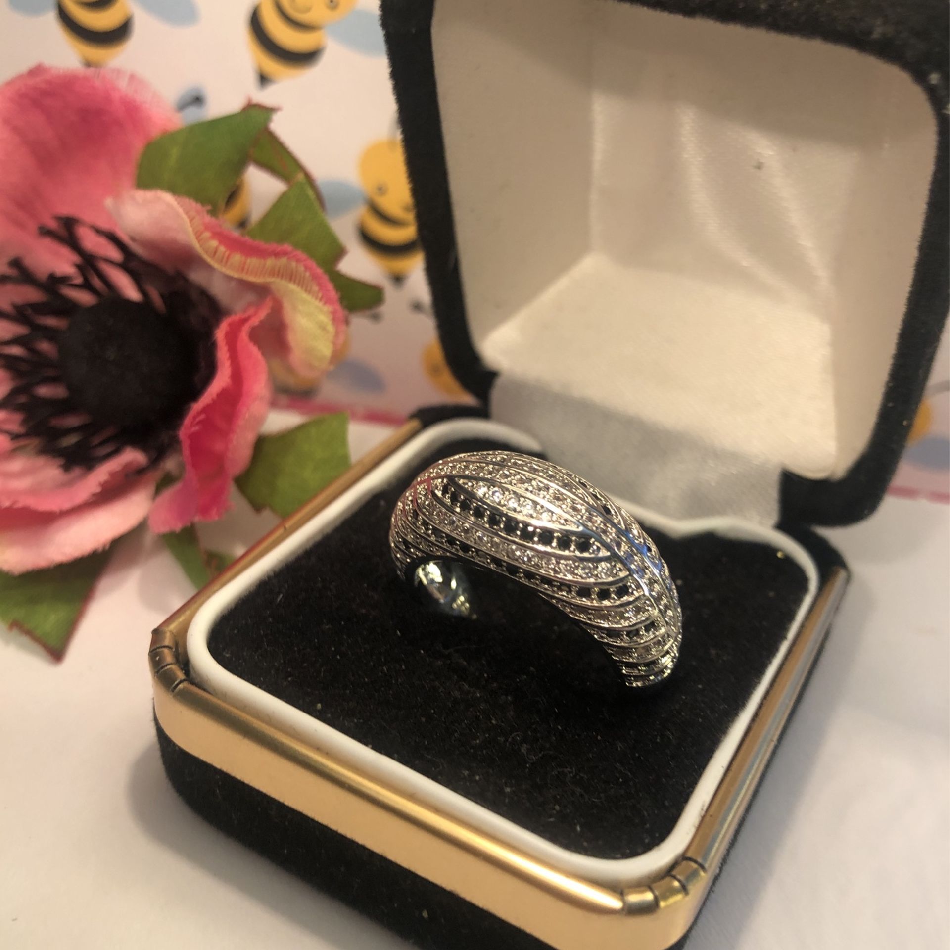 Dome Shaped Band With Chanbel Set Black& white Sapphires On Sterling Silver .925 Stamped Band Sz(7