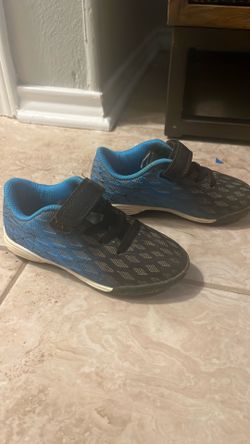 Soccer shoes
