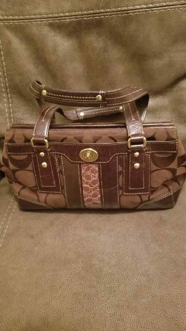 Coach Hampton Signature Tote Handbag Purse Brown D0773 11071 - 100% Authentic