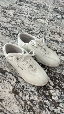 Ladies Easy Spirit AP1 Leather Walking Shoes