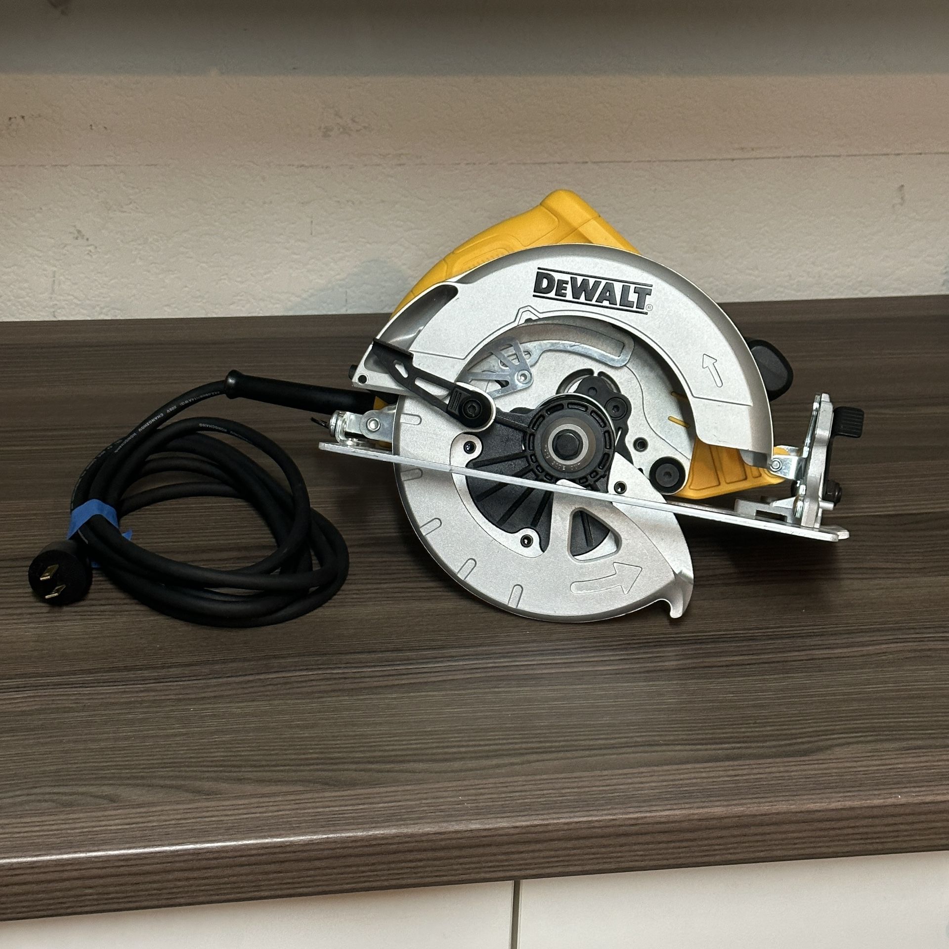 Black & Decker Super SawCat 3064 7 1/4 Circular Saw with Brake for Sale in  Bridgeport, CT - OfferUp