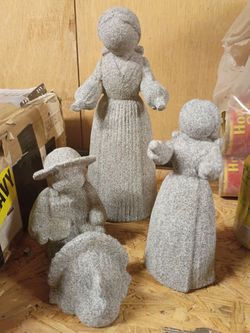 Statues, organizer, baskets