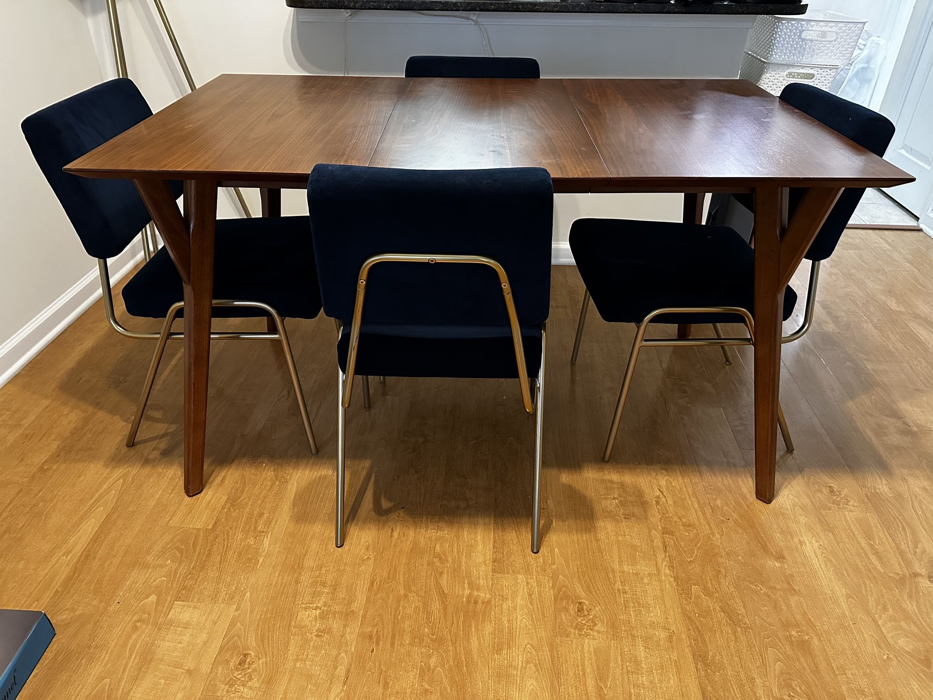 West Elm Dining Room Table (Expandable 39in - 55in)