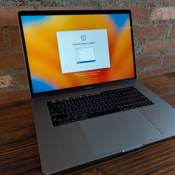 Apple MacBook Pro i7 7th Gen 2.90GHz 16GB/500GB SSD Laptop (A1707) - 253 Cycle