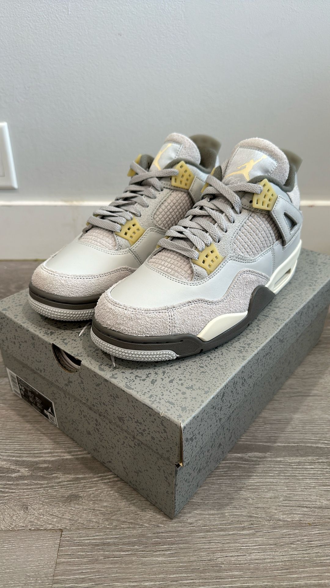 Air Jordan 4 Retro SE Photon Dust 9.5