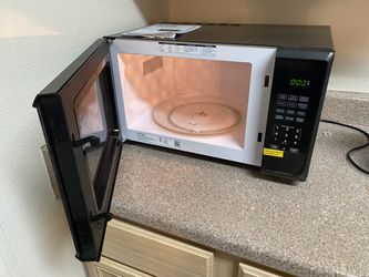Black+Decker 1.1 Cu Ft 1000W Microwave Oven - Black for Sale in Houston, TX  - OfferUp