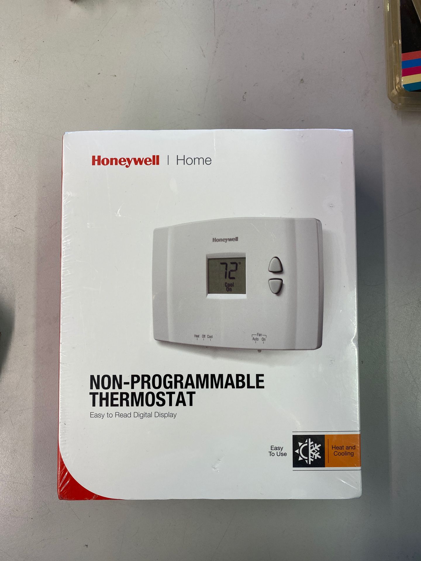 Non- programmable thermostat