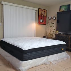 VEEY NICE KING SIZE MATTRESS AND BOXSPRINGS FOR SALE! IN GREAT CONDITION, FREE DELIVERY 