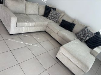 Large L-Shaped Sectional Sofa with Chaise