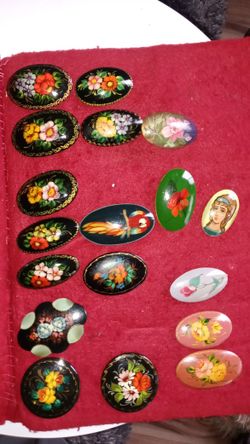 VINTAGE RUSSIAN HAND PAINTED BROOCHES