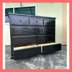Dresser/ Nine drawers dresser