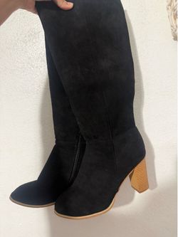 Women’s black boots size 9