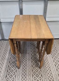 Vintage drop leaf dinning table w/leaves