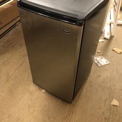 SANYO REFRIGERATOR. RUNS GREAT!