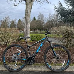 GT Aggressor Pro Mountain Bike Small Frame Bicycle 27.5 wheels