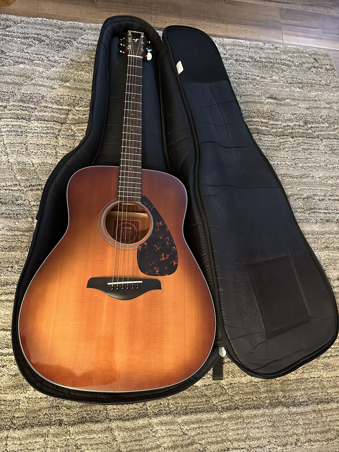 Guitar Yamaha FG700S And Case