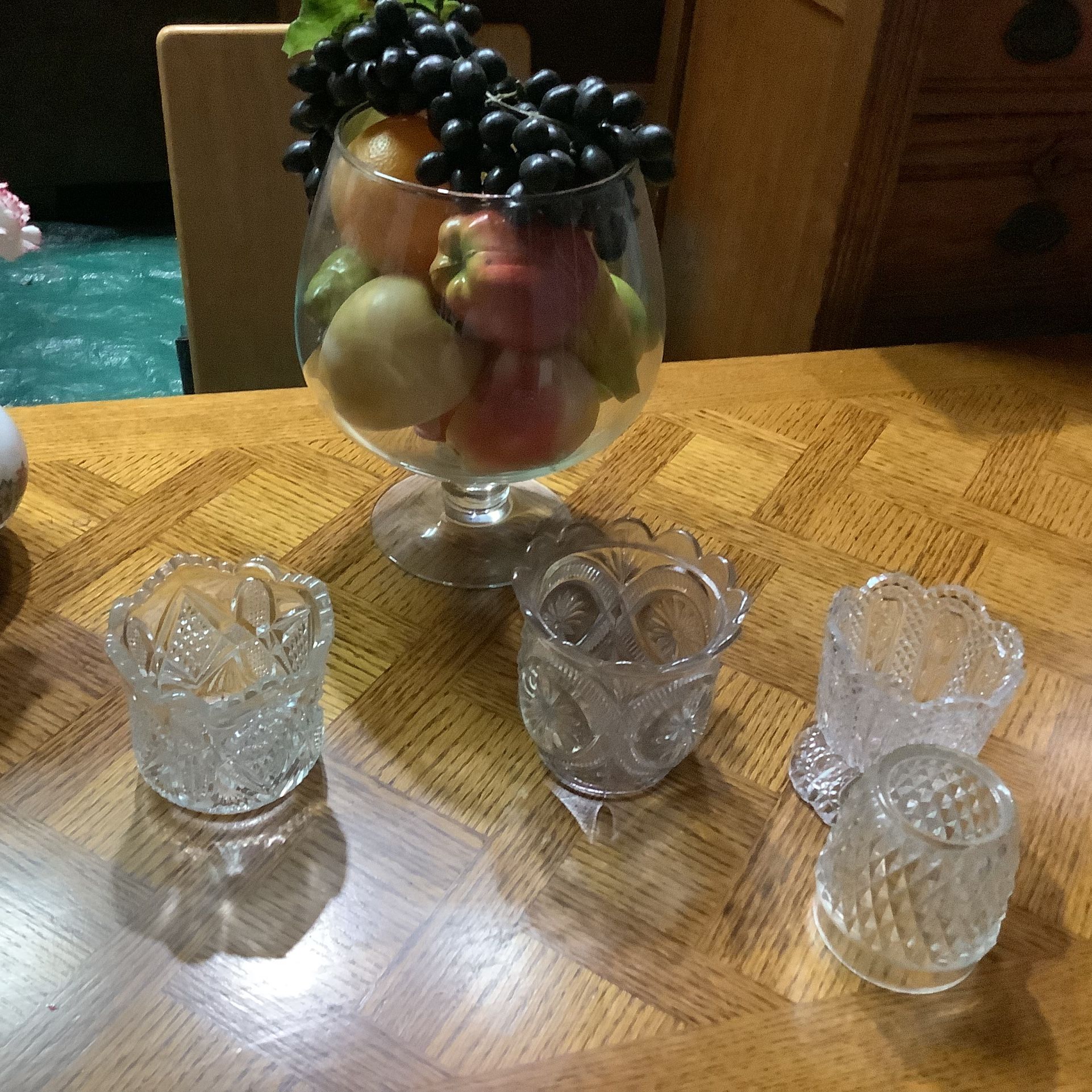 Vintage large glass vase with fake fruit from 1960s no cracks, 4 pieces of crystal