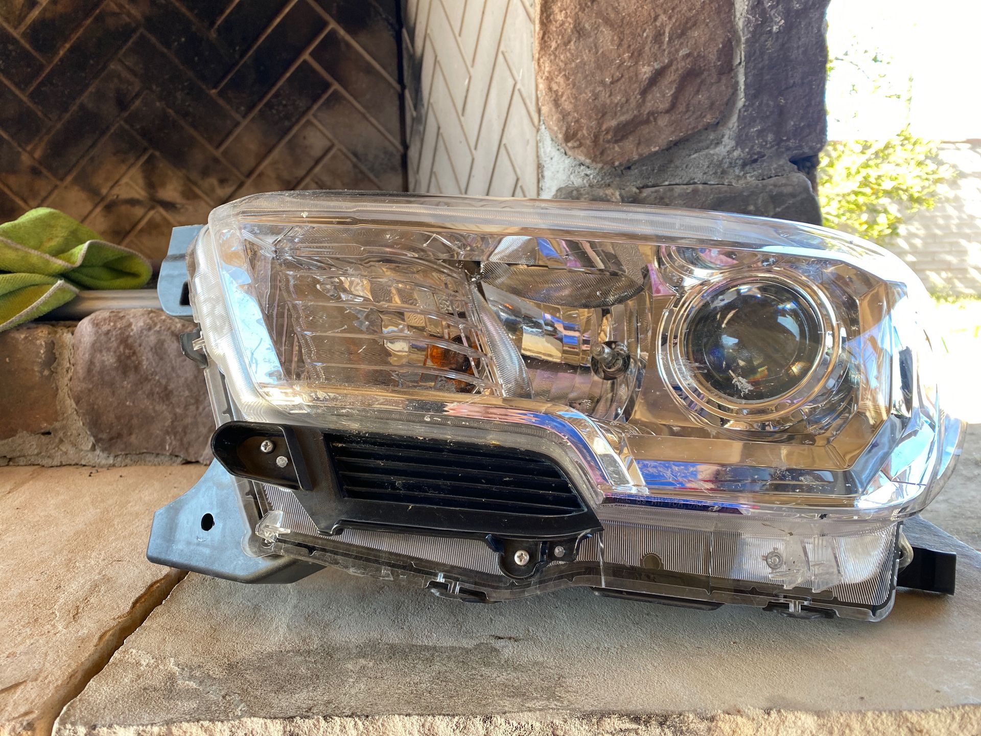 Oem front left headlight for 2016-2019 Toyota Tacoma