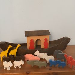 Wooden Noah’s Ark, 2 Figurines And 18 Animals. 