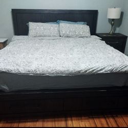 NFM Kng Bdroom Set With Beautyrest Mattress  Like New