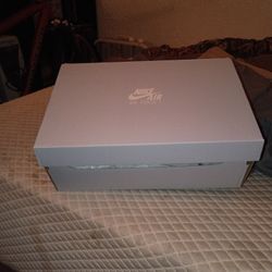 Nike    Air Force 1 Box