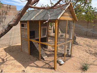 FREE Chicken Coop - Wooden Backyard