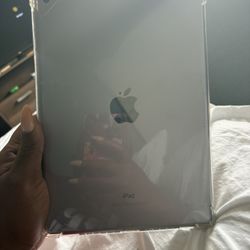 iPad Generation 6 Like New Comes With Charger And Case