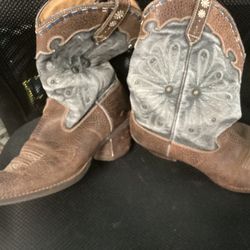 Boots On The Ground! Western Style, Brown Woman Cowgirl Boots. Size 9  New