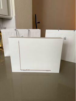 Mac book air M5 chip 13 inch 512gb storage
