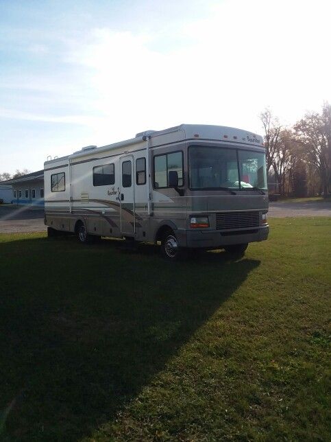 Photo 31ft 2000 MOTORHOME 50,000 Miles