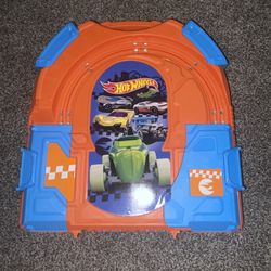 Hot Wheels Slot Track Pack with Carrying Case, Two 1:64 Cars, and 5.5 Feet of Track