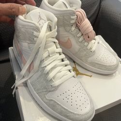 New in Box Women Air Jordan  1 Mid SE
