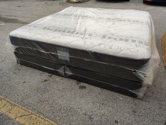 NEW MATTRESS KING SIZE PLUSH WITH BOX SPRING