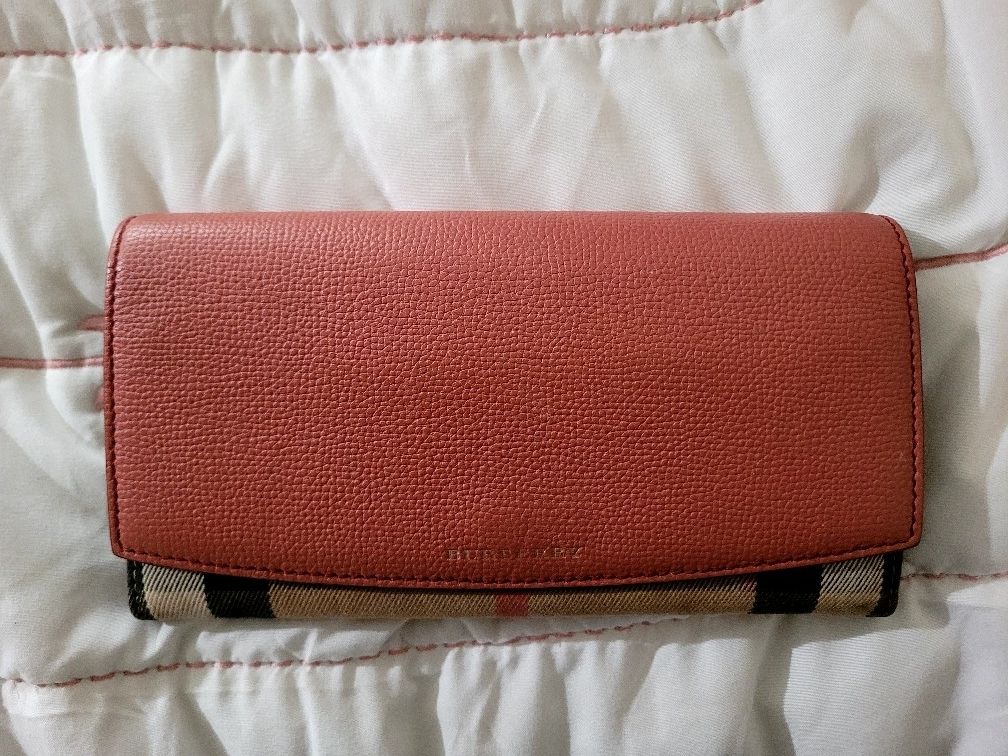 Original Burberry
Grainy Calfskin House Check Henley Wallet On Chain Cinnamon Red