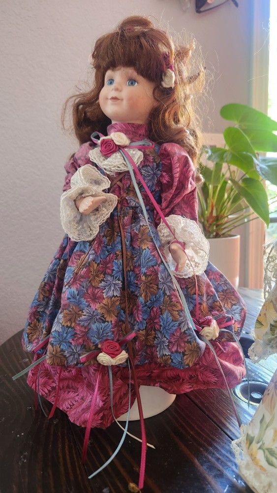 Vintage House Lloyd AMBER LYNN Musical Porcelain Doll 4 Melodies 1994