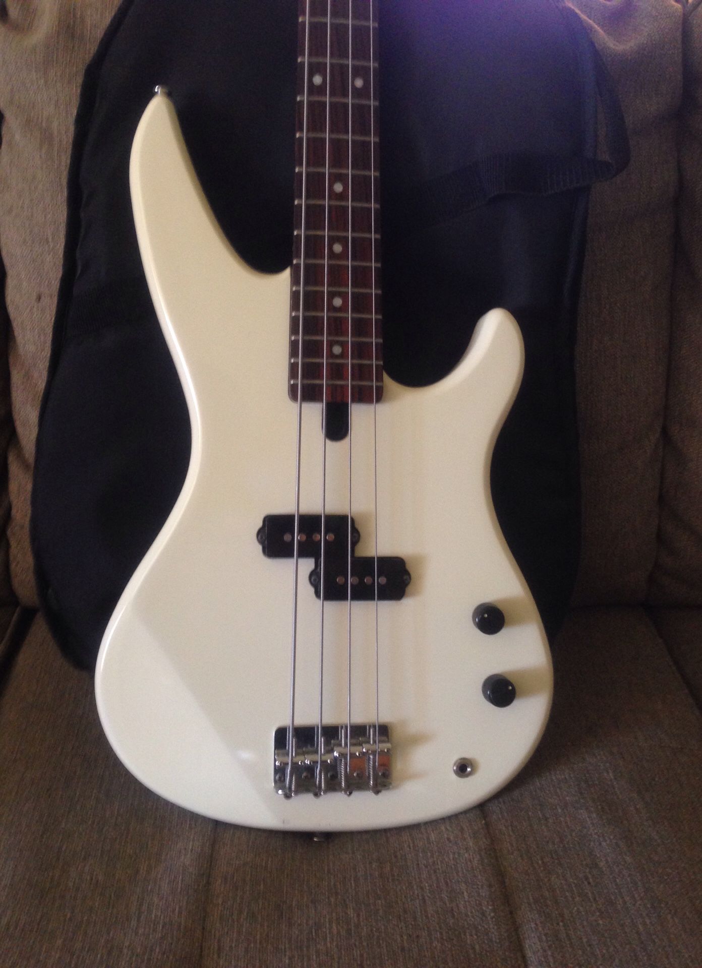 YAMAHA RBX200 Bass Guitar Solid Alder Body Maple Neck Rosewood Fretboard.