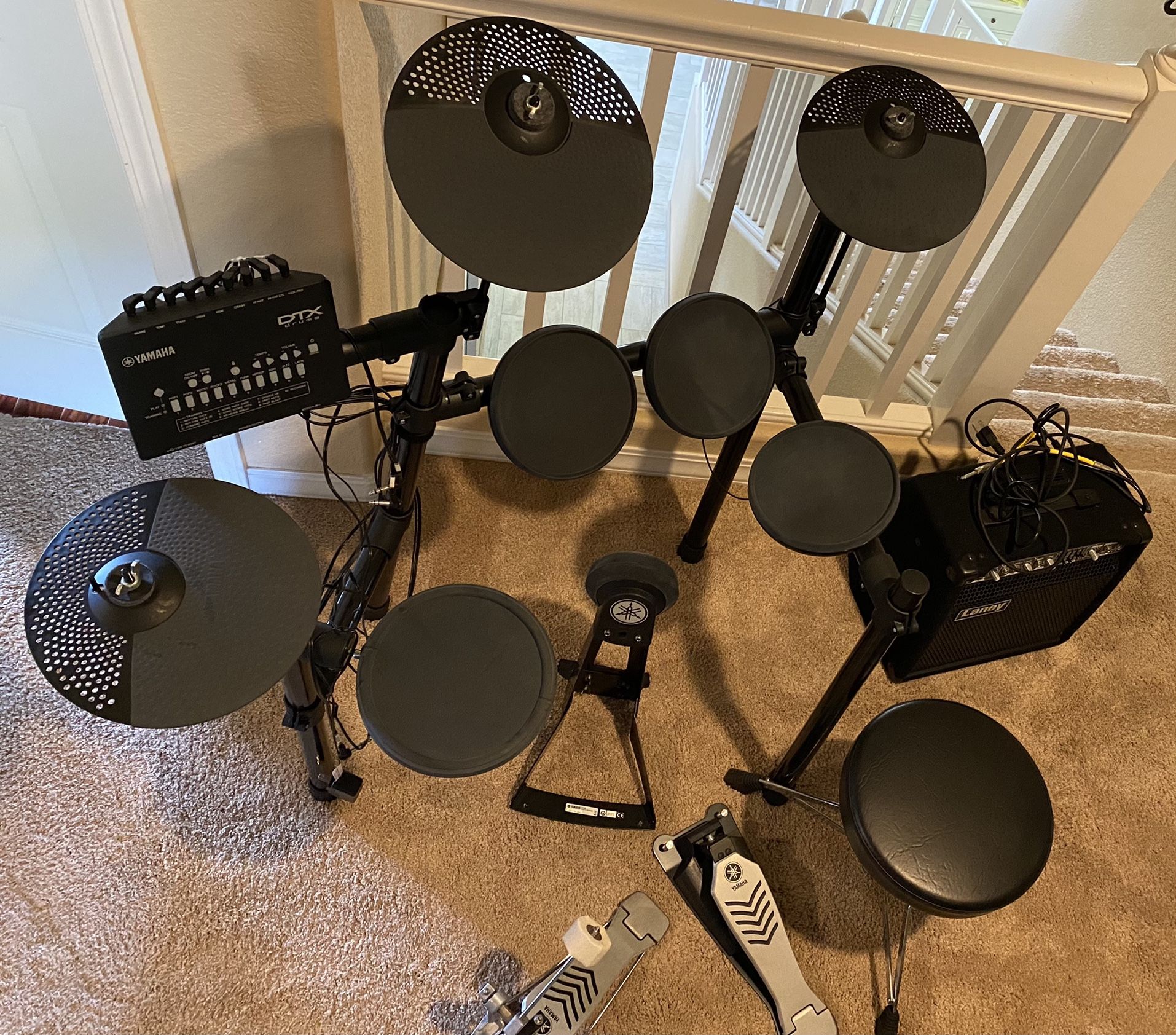 Yamaha DTX452K Electronic Drum Set with Laney AH40 Amp