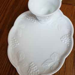 Vintage Indiana White Milk Glass, Snack Luncheon Set In Harvest Grape Pattern. 16 Piece, Set Of 8 In Excellent Condition