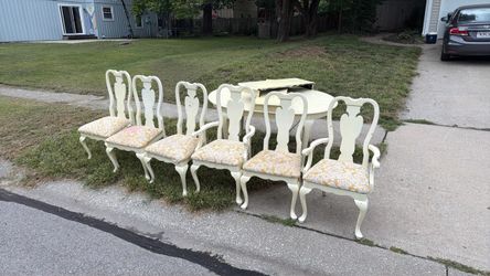 Dining room table 6 chairs -FREE