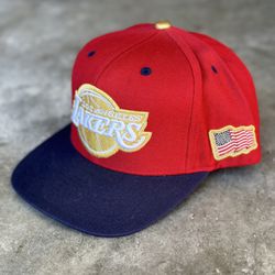 Los Angeles Lakers | Mitchell & Ness American Flag Snapback | Red/Blue/Gold