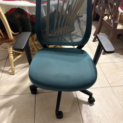 Union task chair green