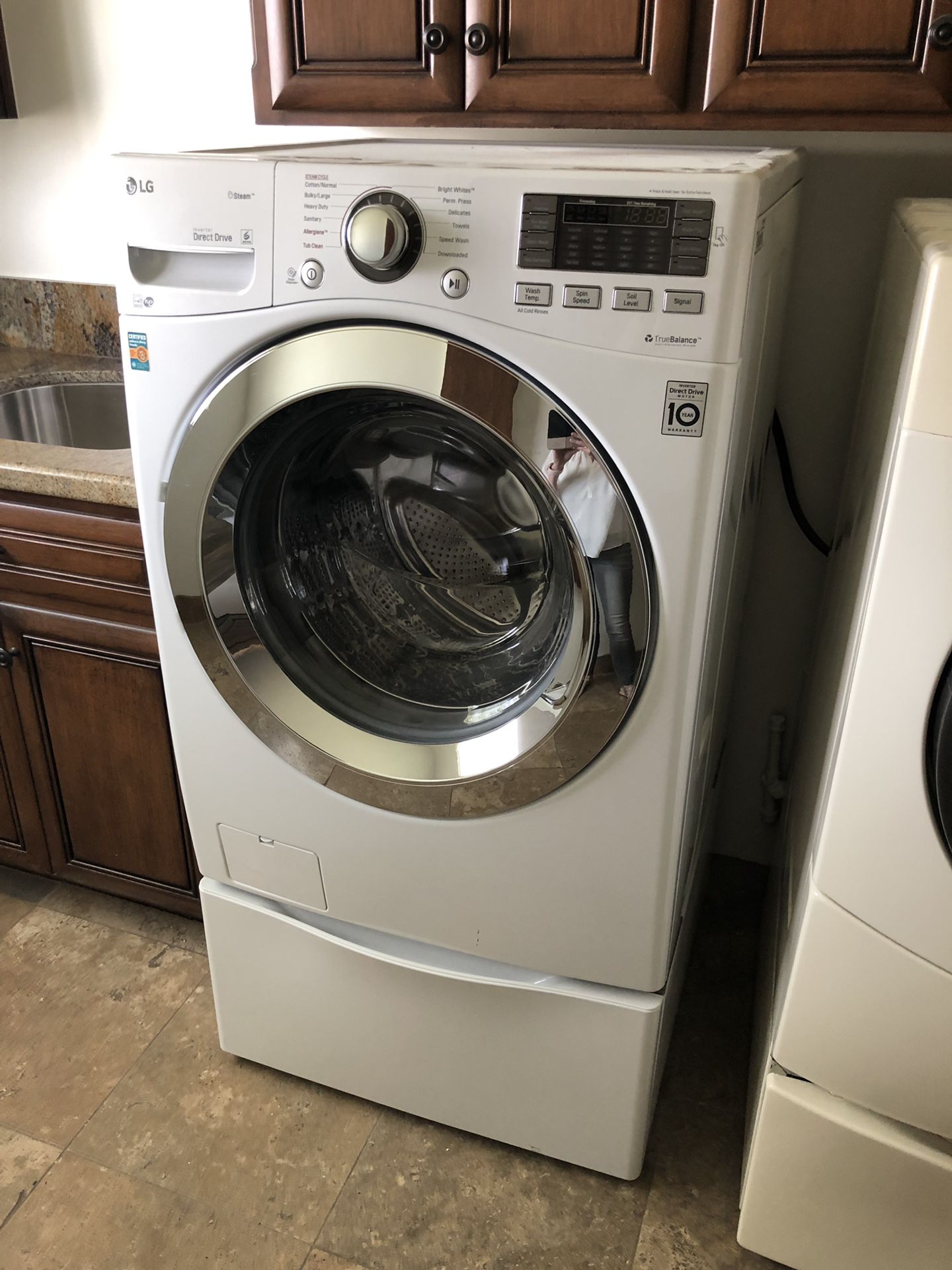 2018 LG Washer with Pedastal