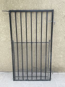 Black Metal Backyard Gate 