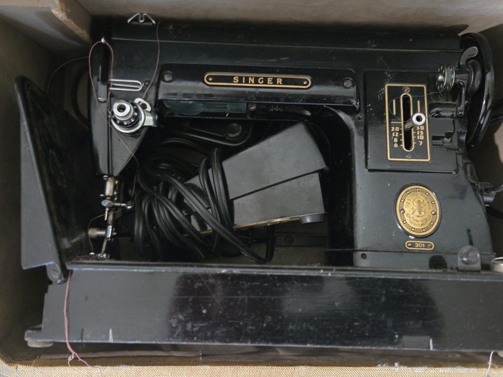 VINTAGE SINGER 301 SEWING MACHINE